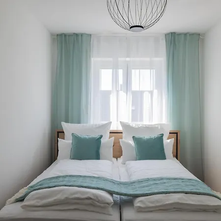 Step Apartments - Large, Luxurious And Central *